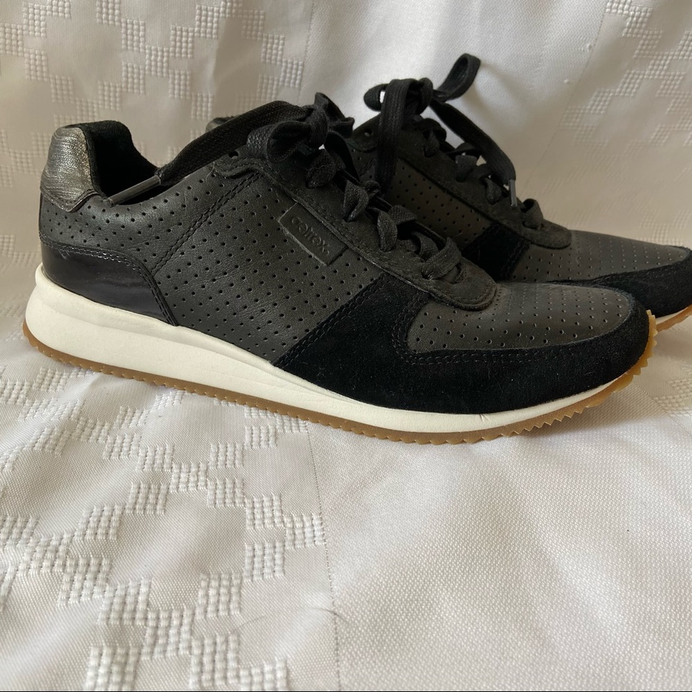 Aetrex Daphne black sneakers.  Black Leather, suede, patent. Size 8